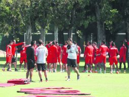 Gustavo Costas (centro) ya dirigió su primer entrenamiento con el Atlas en las instalaciones del club en El Briseño. EL INFORMADOR / M. Vargas