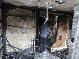 Un policía recorre el interior del restaurant-bar 'Al Sayad'. EFE /