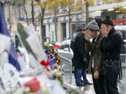 En silencio y con expresión sombría, los artistas colocaron flores en el lugar. Algunos se abrazaron, otros se secaron las lágrimas. AP / J. Brinon