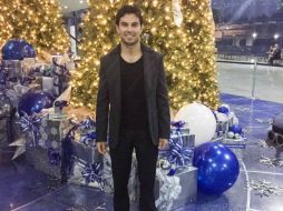 El piloto afirma disfrutar mucho el poder convivir con los niños de la fundación. TWITTER / @SChecoPerez