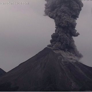 Volcán El Colima emite fumarola de 2.4 kilómetros de altura