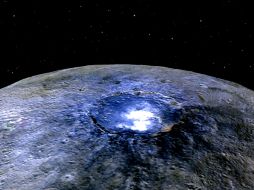 En la oquedad de 90 kilómetros de ancho y cuatro kilómetros de profundidad aparece la neblina brillante. TWITTER / @NASA_Dawn