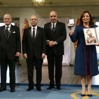 Cuarteto tunecino recibe Nobel de la Paz por labor democrática