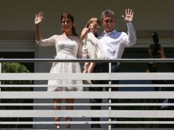 Macri, su esposa y su hija saludan a sus seguidores. EFE / N. Aguilera