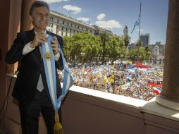 El nuevo presidente argentino, Mauricio Macri, sostiene la banda presidencial, en el balcón de la Casa Rosada. EFE /