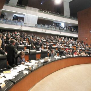 Reforma política del DF, avalada en comisiones del Senado