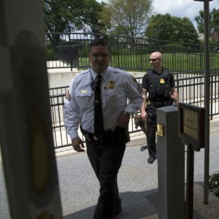 Detienen a hombre armado en Universidad de Arkansas