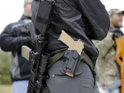 La policía estatal realiza actualmente revisión de antecedentes a quienes buscan permisos para adquirir armas. AP / ARCHIVO