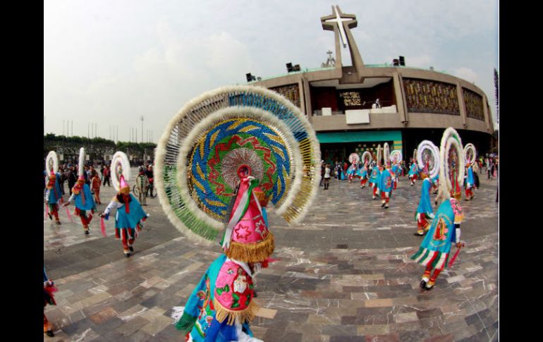 En el atrio los feligreses manifiestan su fe con danzas y vistosos atuendos amenizan la fiesta religiosa. NTX / ARCHIVO