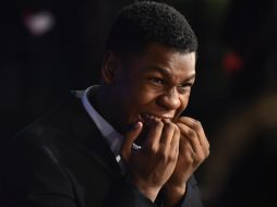 El actor John Boyega, uno de los protagonistas aparece más pequeño y arrinconado que en el original. AFP / K. Nogi