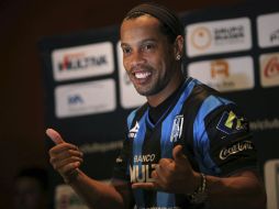 Ronaldinho forma parte del equipo de veteranos que no podrá jugar en Kuwait. AFP / ARCHIVO