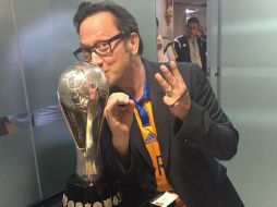 Dicen que es de mala suerte besar el trofeo antes de ganarlo, pero al actor no parece importarle. TWITTER / @RobSchneider