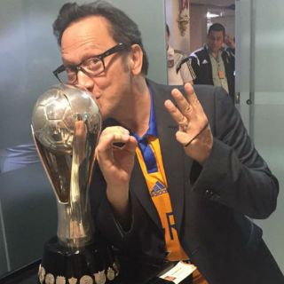 Rob Schneider besa trofeo del Apertura 2015