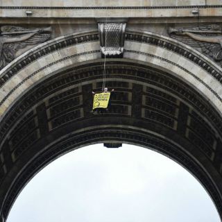 Activistas de Greenpeace escalan el Arco del Triunfo en Francia
