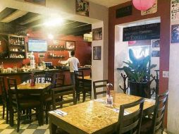 El sitio goza de un área de restaurante, un área de bar, zona para fumadores, música en vivo, servicio a domicilio. ESPECIAL /