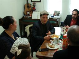 Platicó, tomó café y desayunó con la familia mientras disfrutaban algunos avances de 'The ridiculous 6'. NTX / J. Pazos