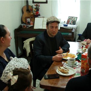 Rob Schneider convive con una familia del DF