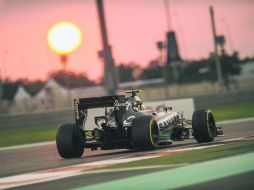 En Abu Dhabi. El piloto de Force India, el tapatío Sergio Pérez, en la pruebas de calificación en el circuito Yas Marina. MEXSPORT /