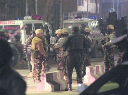 Fuerzas de seguridad afganas resguardan el sitio donde extremistas talibanes realizaron el atentado, en Kabul. AP /