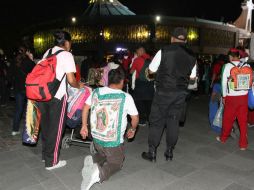 Fieles entran de rodillas para agradecerle a la Virgen de Guadalupe los milagros que a ella le atribuyen. NTX / G. Durán