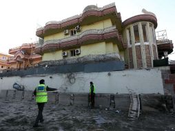 Fuerzas de seguridad afganas registran la embajada española en Kabul tras los atentados. AP / R. Gul