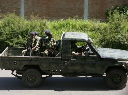 Elementos castrenses recorren a bordo de un vehículo oficial el barrio de Musaga para continuar con las investigaciones. AFP /