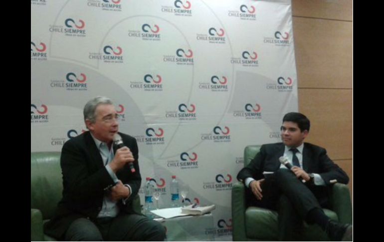 Álvaro Uribe conmemora en Chile los 25 años de la Fundación Libertad y Desarrollo. TWITTER / @AlvaroUribeVel