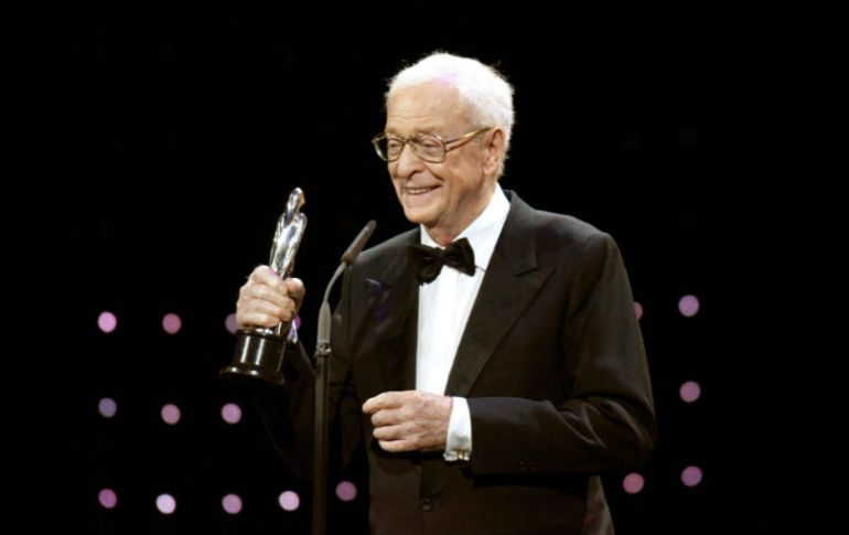 Es la segunda vez que se entrega el galardón de honor y el británico afirmó sentirse 'terriblemente nervioso'. EFE / C. Bilan