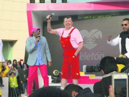 Alegría. Chabelo lució contento sobre el escenario, al aparecer acompañado del grupo Merenglass. SUN /