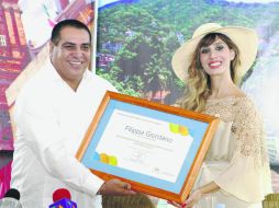 El presidente municipal de Puerto Vallarta, Arturo Dávalos, entrega a Giordano el título de embajadora turística. SUN /
