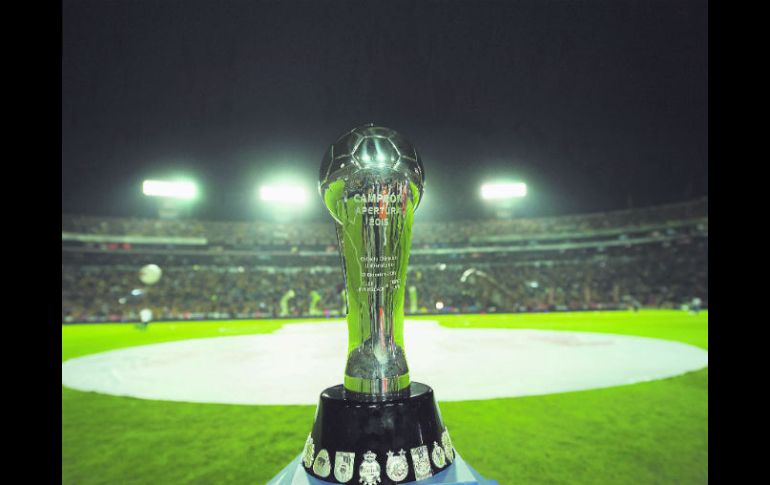 El trofeo que acreditará al campeón del Apertura 2015 fue expuesto el pasado jueves en el Estadio Universitario. AFP / R. Buendía