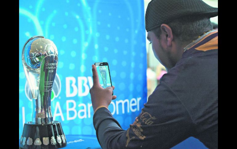 Los aficionados de Pumas tuvieron oportunidad de estar cerca del trofeo que acreditará al campeón del Apertura 2015. EL INFORMADOR /