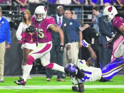 El receptor Michael Floyd (#15) de los Cardenales anota un touchdown frente aAnthony Harris (#41), de los Vikingos. AFP / N .Hall