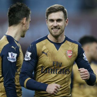 Arsenal derrota al Aston Villa y es líder provisional