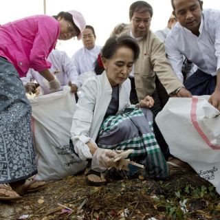 Tras triunfo electoral en Birmania, Suu Kyi recoge basura