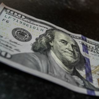 Dólar llega hasta 17.99 pesos en el aeropuerto capitalino