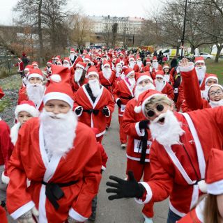 Miles de Santa Claus participan en carrera en Estocolmo