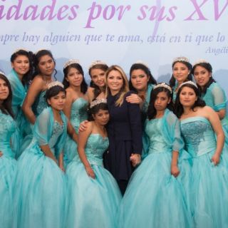 Angélica Rivera acude a XV años de niñas en casa hogar