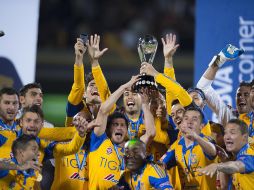 Los jugadores de Tigres celebran con la copa de campeón del Apertura 2015. MEXSPORT / O. Martínez