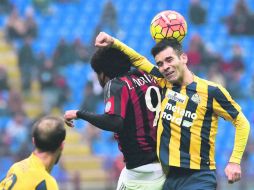 Rafael Márquez (derecha) golpea a Luiz Adriano al disputar un balón por alto. Salió con una amarilla. AFP /