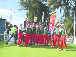 Campeones. El equipo mexicano celebra con el trofeo que lo acredita como ganador de la segunda Copa de Golf Latino. NTX / J. Simon