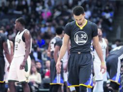 Termina la racha. Stephen Curry, estrella de los Warriors, salió triste tras la derrota sufrida ante los Bucks. AP / A. Gash