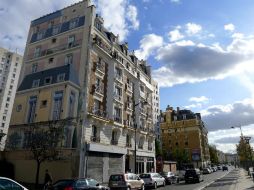 El afectado da clases en una escuela de la ciudad de Aubervilliers, en las afueras de París. ESPECIAL /