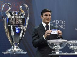Javier Zanetti saca del bombo la tarjeta del Real Madrid, que se medirá a la Roma. AFP / Javier Zanetti saca del bombo la tarjeta del