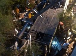 Las labores de rescate continúan en la zona ya que el automóvil cayó boca abajo. AFP / Trinuno Internet