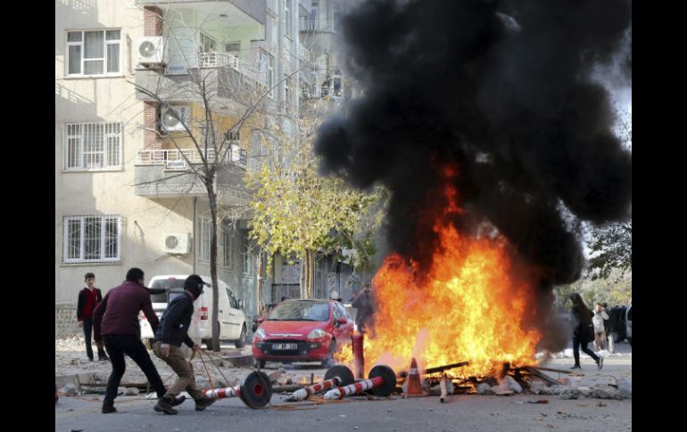 La policía utilizó gases lacrimógenos contra grupos que se congregaban para participar en la protesta, declarada ilegal. EFE / STR