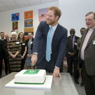 El príncipe Enrique visita centro para enfermos de SIDA