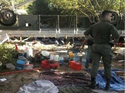 Rescatistas trabajan sobre el vehículo volcado en la provincia de Salta. EFE /