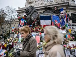 A un mes de los atentados, ciudadanos continúan dejando frendas en puntos clave del país. EFE / C. Petit
