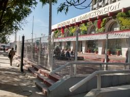 Algunas personas permanecen fuera del edificio de la Sepaf, luego del sismo de esta mañana. EL INFORMADOR / S. Rodríguez